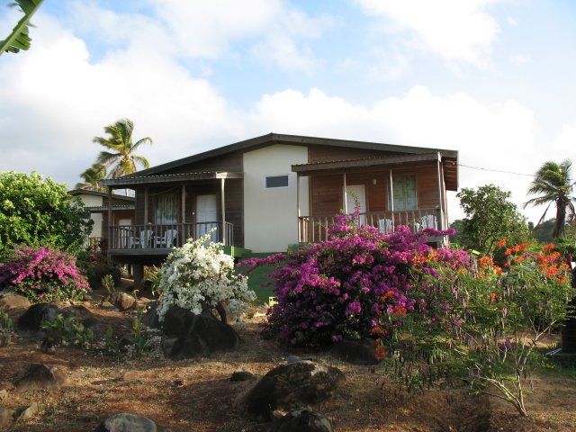 Big Sky Lodge Guesthouses umgeben von einem tropischen Garten